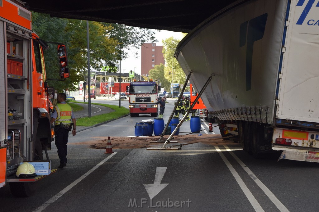 LKW blieb unter Bruecke haengen Koeln Ehrenfeld Innere Kanalstr Hornstr P079.JPG - Miklos Laubert